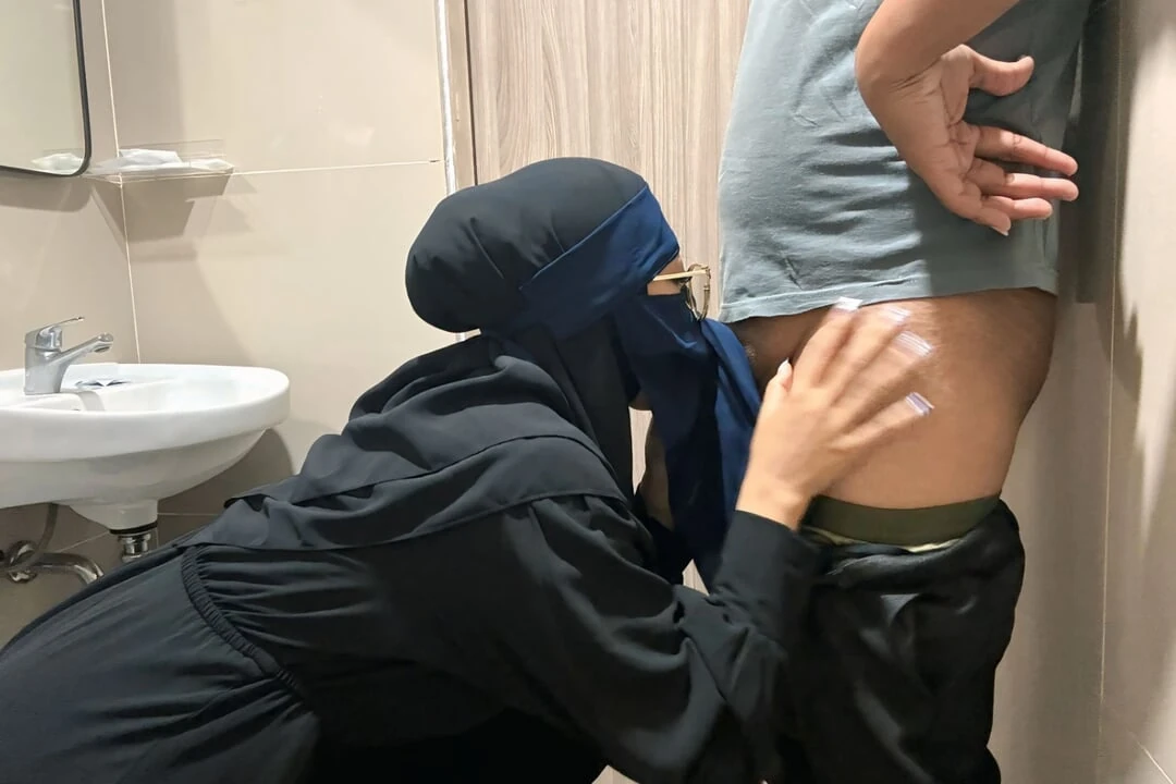 裸体女孩在浴室里自慰