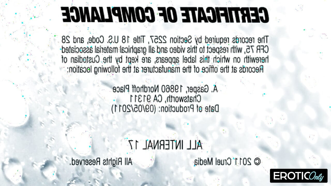 Plavuša jako prska dok je jebe na otvorenom