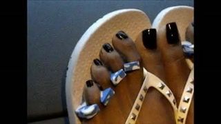 Menina negra com unhas pretas