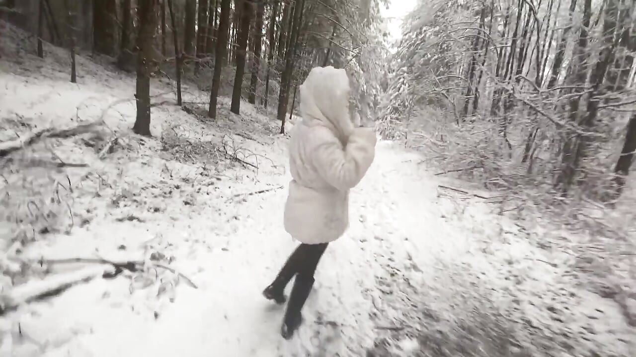 Fuimos vistos en el bosque mientras chupo una polla, tuve que correrme en casa