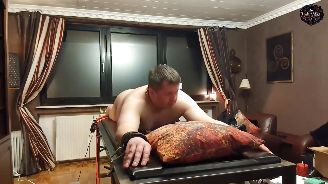 DomLady Mia - Straff av skräck för slaven - Träning: Röv knullad av knullmaskinen - del 1