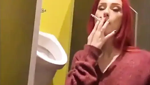 Pisuvarda sigara içiyor