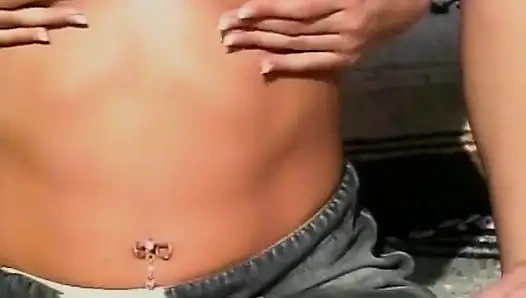 Gadis remaja hot rambut pirang lagi asik pakai strap-on di luar ruangan