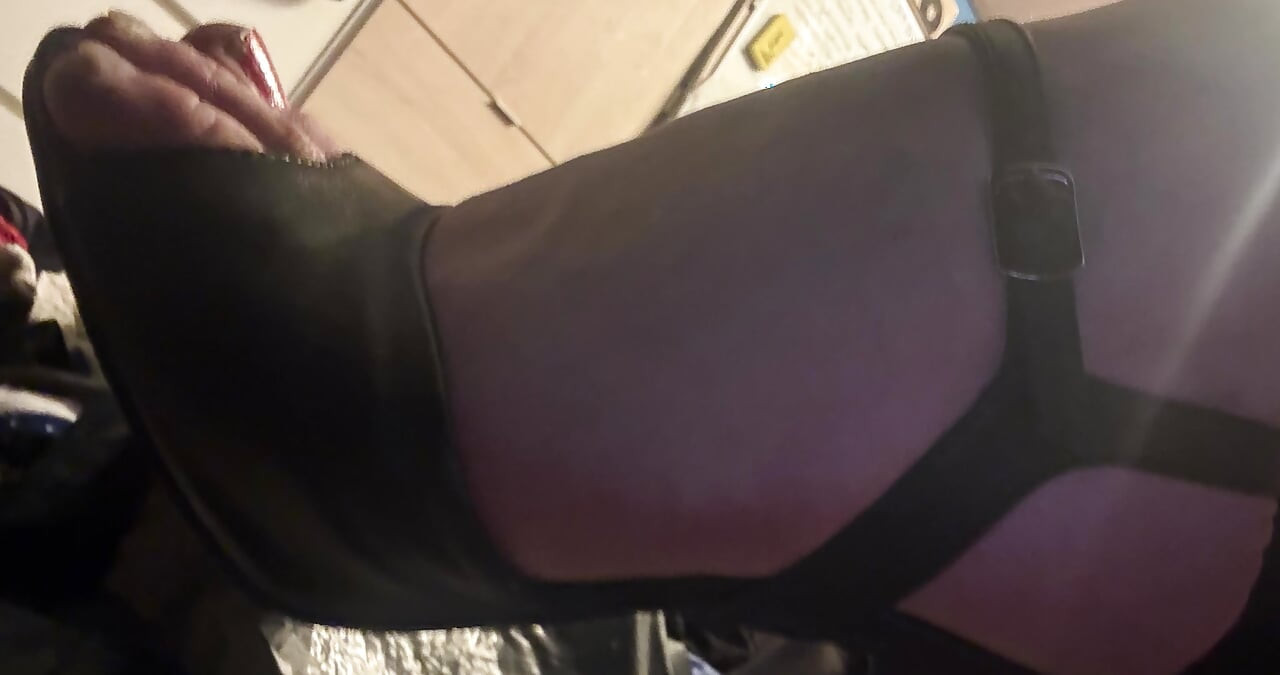 Pertunjukan foto foot fetish dengan musik