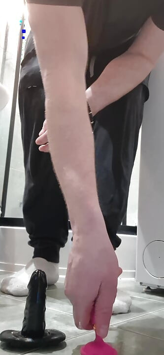 Marido brincando com seus buracos virgens apertados com anal e brinquedos parte 1