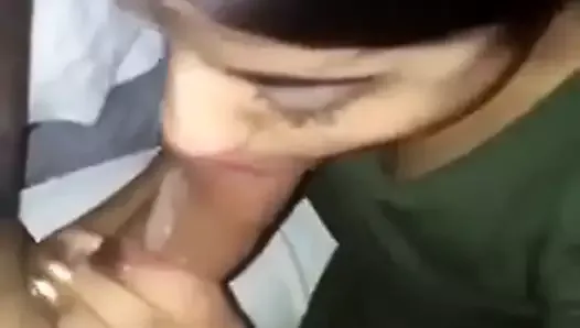 Une petite amie suce la bite de son copain