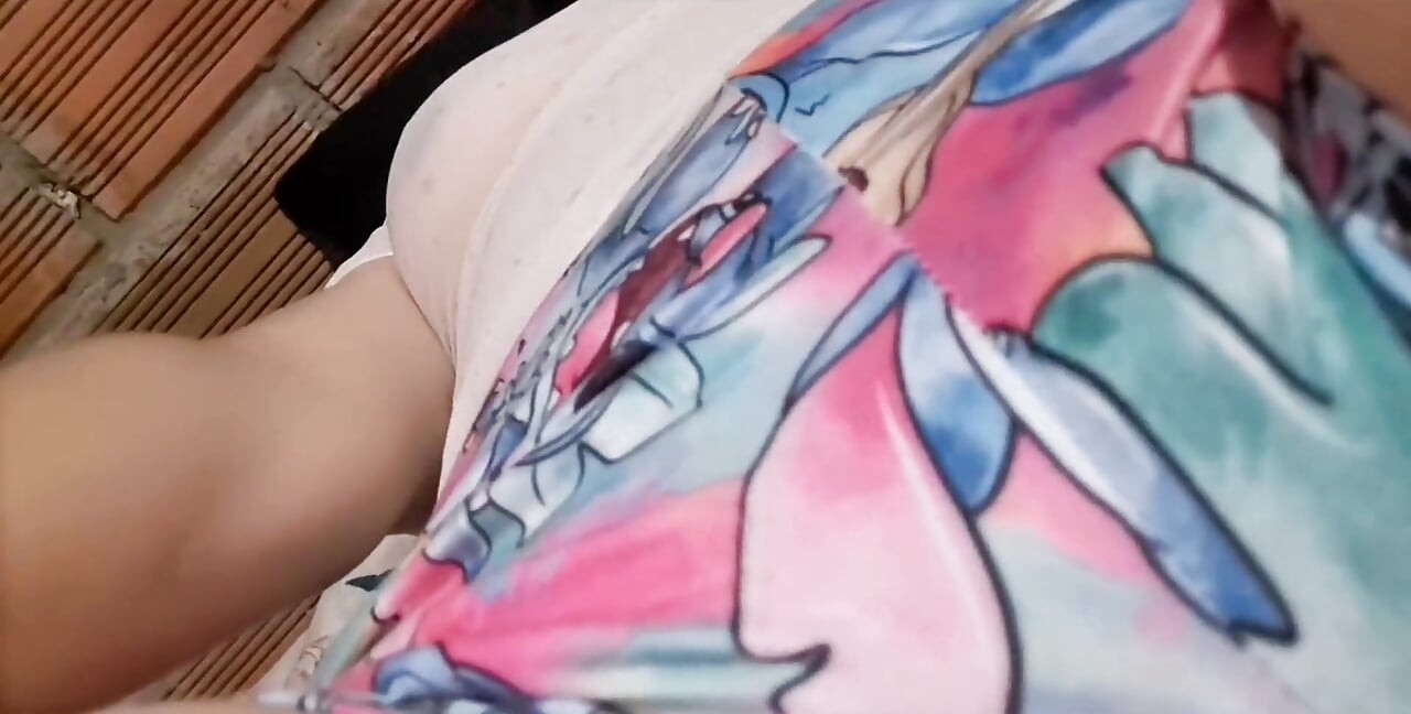 ラティーナがジューシーな秘部に触れる