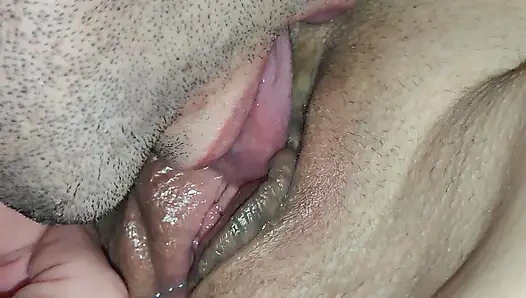 Mein Mann frisst meine Vagina. Ich habe schon gepinkelt)