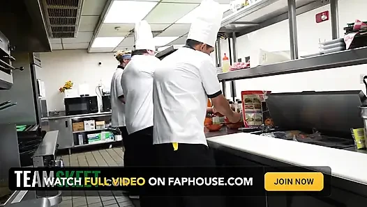 Zierliches häschen Fae nimmt es mit der gesamten Küchenmannschaft in einem wilden restaurant-gangbang auf