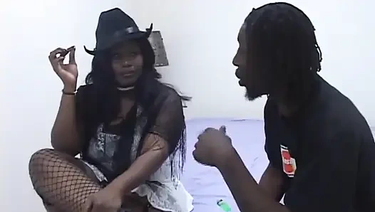 Büyük siyah götlü tombul amcığın ağzındaki yarağı seviyor... göte boşalma