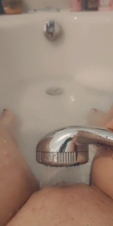 masturbation sous la douche
