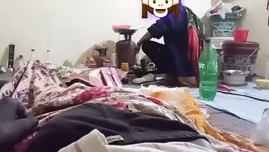 Я готовила, и мужик мастурбировал за моей спиной. Индийский паренек дези и мумия