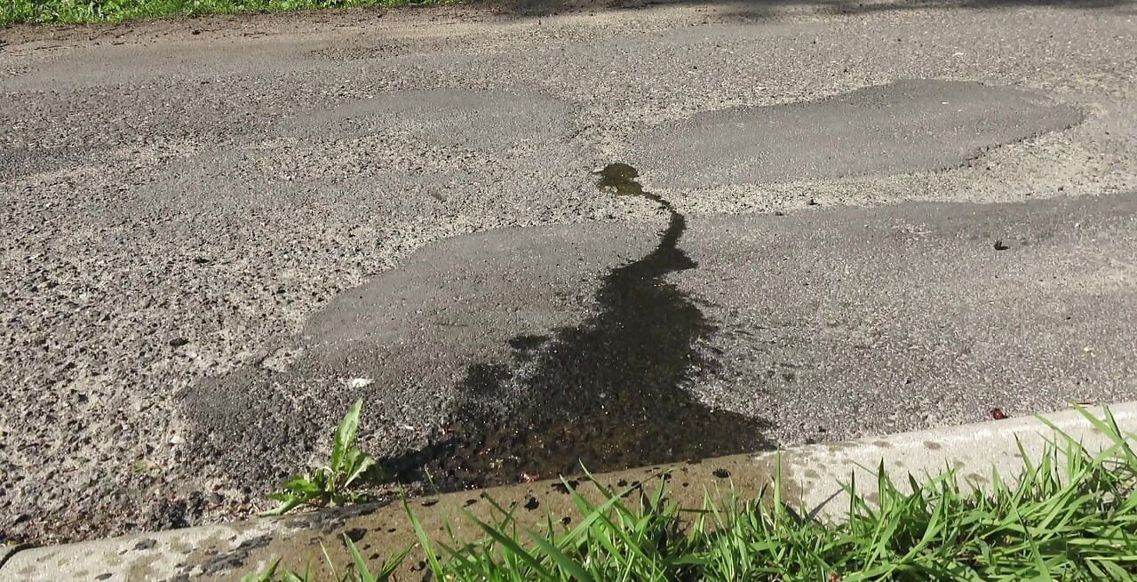 อาบน้ําสีทองและน้ําหีแตกบนถนนในเช้าวันเสาร์ ถุงน่องไนลอนและเข็มขัดสายรัดเป็นเสมอบังคับ