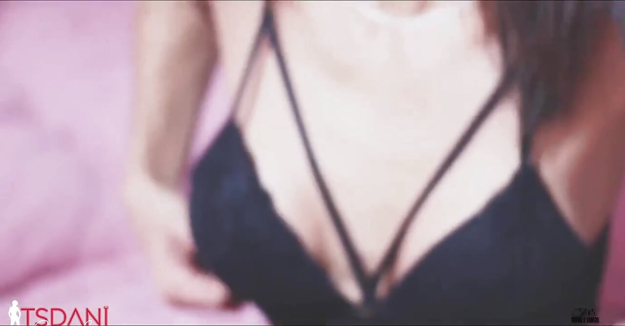 घर पर एक खूबसूरत फोटो शूट डेनिएला सैंटोस आपके लिए ढेर सारा दूध जारी कर रही है।