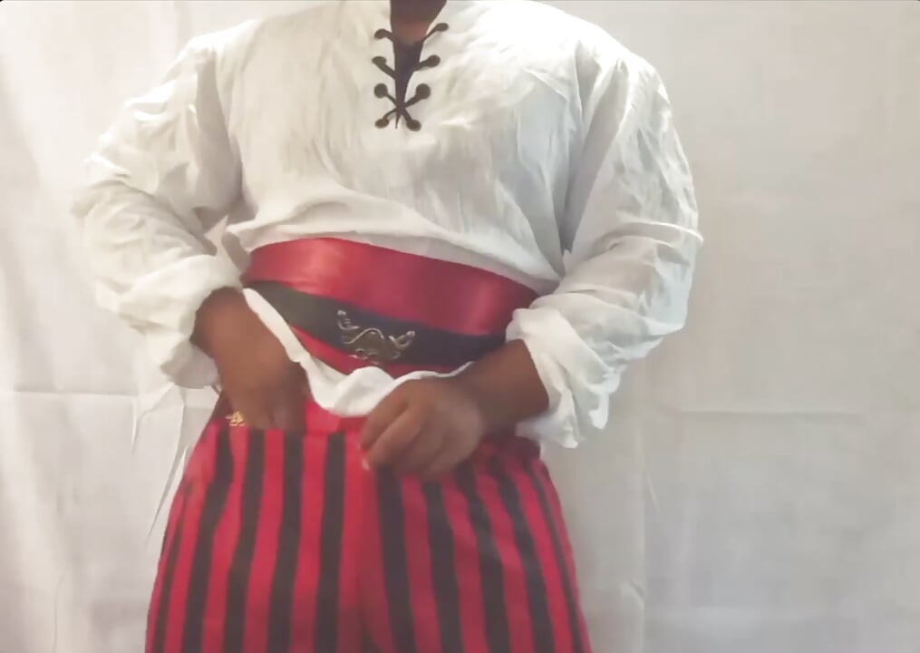 海賊コスプレイヤーがオナニー