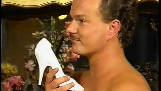 В короткую волосатую милфу проникают