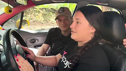 Ich helfe einer dicken Latina, mitten im Nirgendwo zu verwüsten, im Austausch für einen harten Fick in ihrem Auto.