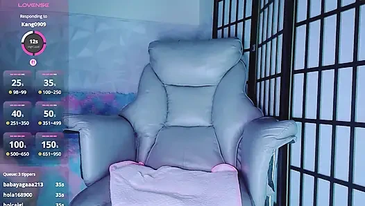 Sandalyeye oturuyor, mastürbasyon yapıyorum, parmağımı anüsüme sokuyorum ve anüsümi okşuyor, fışkırtıyor, domi, didol ve lush.