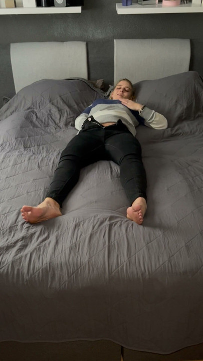 Horny masturbating on the bed, Clyde catches me doing it. Trembling twitching moaning intensely orgasm I come satisfyer | Clip 1