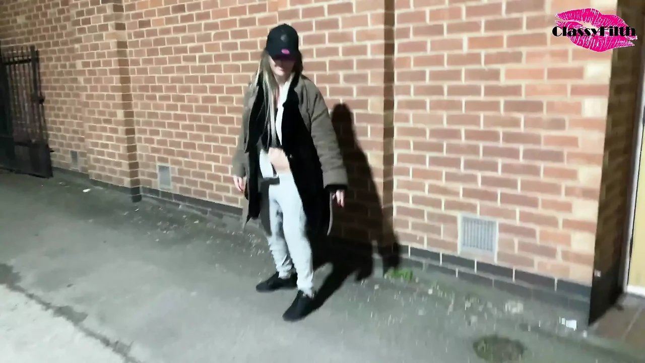 街头女孩在街上为男人抽搐