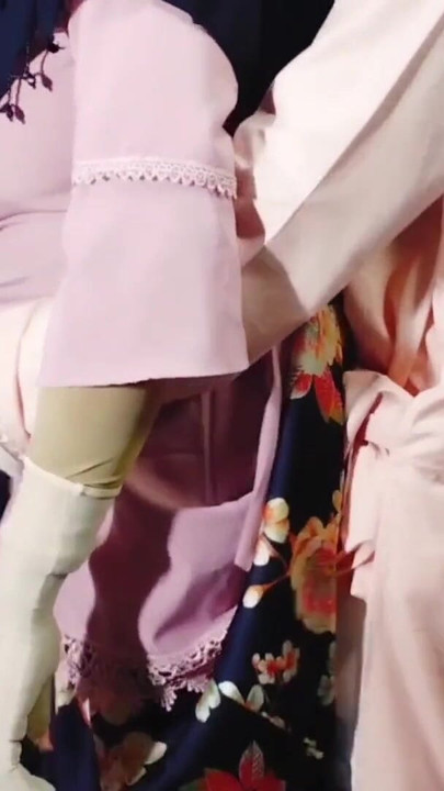 Muslimischer hijabi, schöne hausfrau fickt mit nachbarin - mit klarem bangla Audio | Clip 1