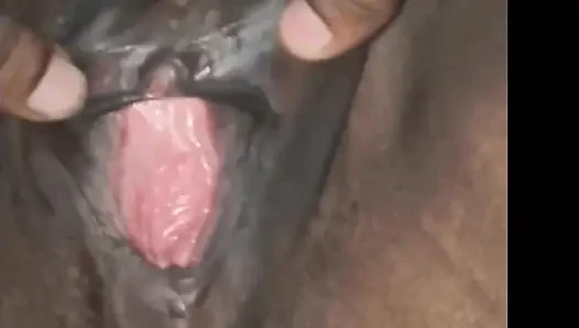Memek tante semok sri lanka dipijat dengan erangan keras