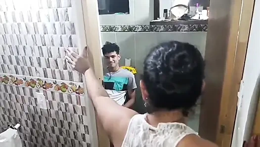 Hausgemachter Sex mit dem Arsch meiner Stiefmutter