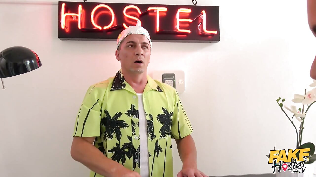 Fake hostel - ev sahibi Tera Link'in üstsüz sikişi için uzay fantezilerini takas ediyor