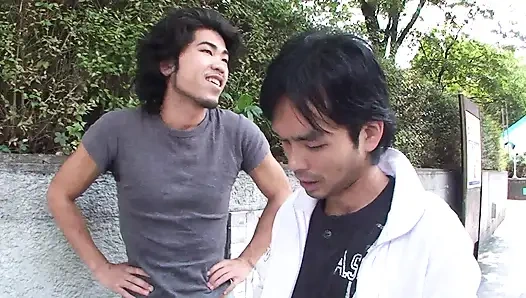 Ateşli kız yarağa binmeden önce dildo ve vibratör mastürbasyonu yapıyor