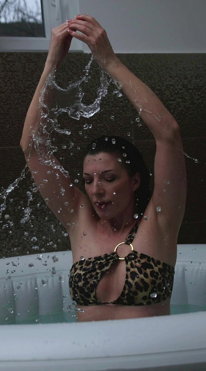 Je kunt mijn naakt- en semi-naaktfoto's vinden op mijn onlyfans-pagina.