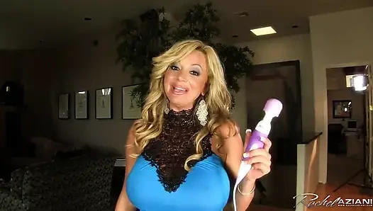Rachel Aziani использует вибратор с волшебной палочкой на ее большом клиторе