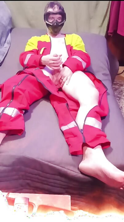 คอสเพลย์เตือนไฟไหม้นักดับเพลิง! ออกไปจากท่ออ่อนของคุณและเริ่มดับไฟ!