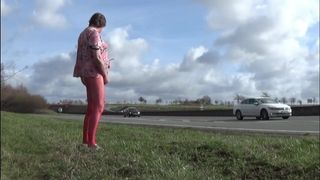 Transsexuelle travestie sondant la route urétrale en plein air 45
