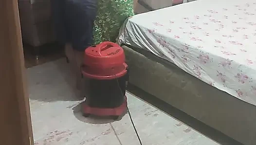 Ben evi süpürerken geldi, ıslak amcığımı yaladı ve yarağını içeri soktu.