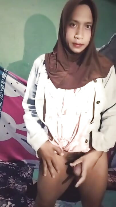 متحولة جميلة محجبة تستمني وحدها