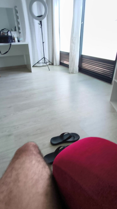 Esperándola en el estudio desnudo y muy cachondo
