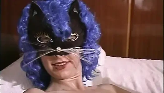 Возбужденную милфу с волосатой киской в задницу трахнули и кончили в рот большим винтажным членом