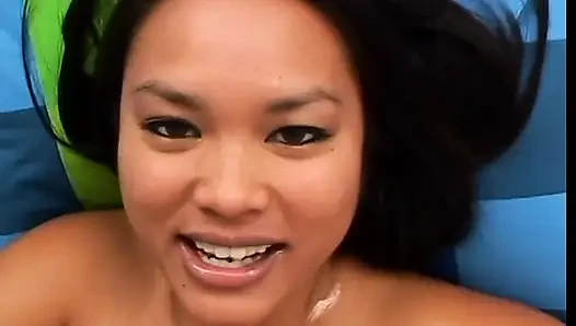 Gadis imut asia suka nyepong kontol besar pria kulit putih pov