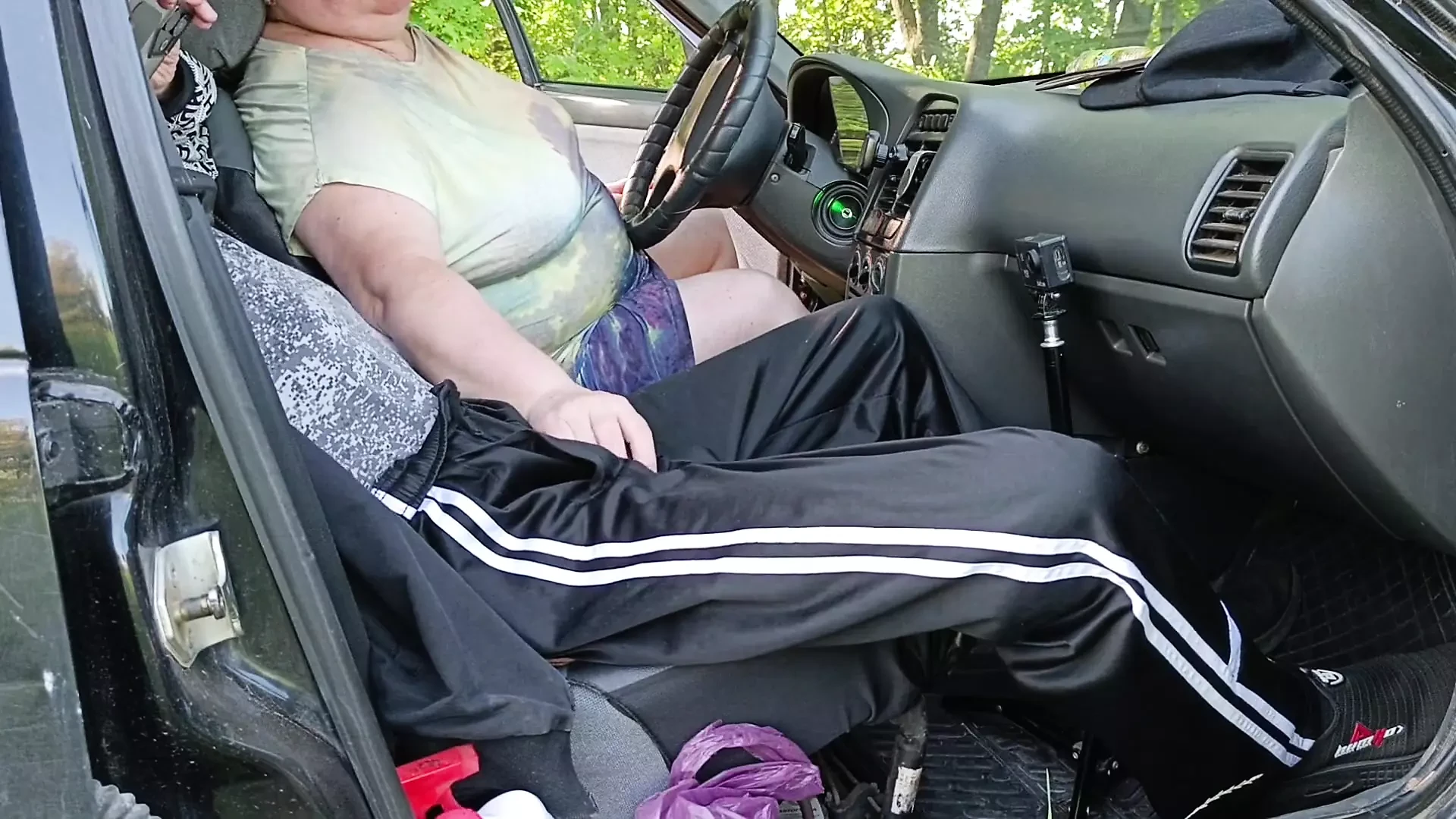 In de auto op de parkeerplaats trekt mijn schoonmoeder mijn lul af totdat ik klaarkom