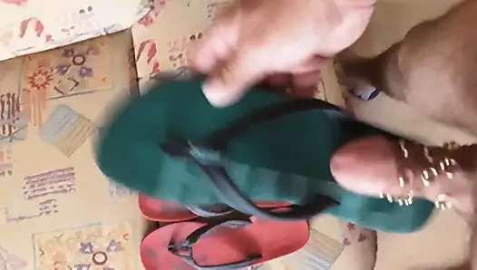 Flip Flops Slapiing porn video – Abspritzen auf flip flops