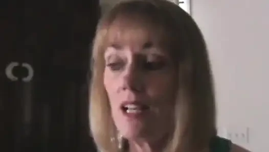 Verführernde blonde reife wichst großen und harten schwanz in pOV