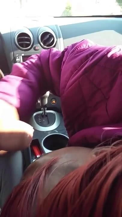 Handjob facial in car