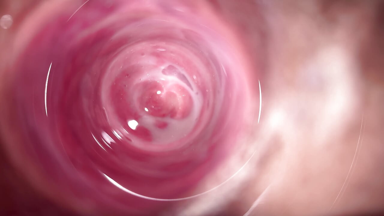 Camera diep in Mia's kleine romige vagina
