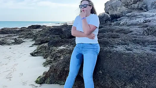 Kencing di celana jins ketat di pantai