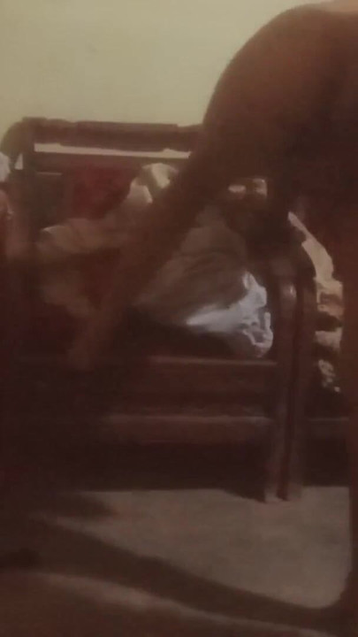 Käftande ögonblick från "en kärleksfull man som retar sin fru medan hon arbetar hemma i full längd video-tarelgc_xxx"