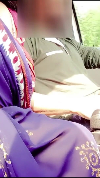 Emocionální okamžik z "Desi bhabhi ko car me gumake jamkar maza liya - část II"