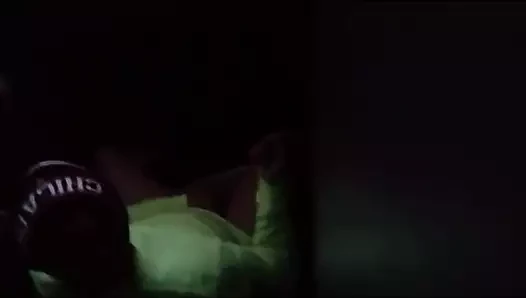 Bu adam aynı zamanda başka bir adam izlerken beni okşuyor ve emiyor