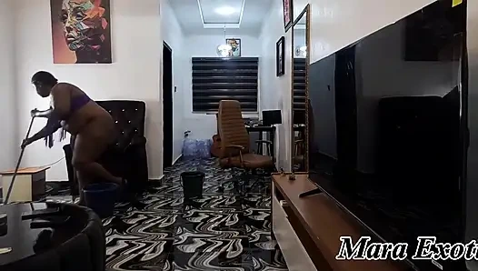 Şişman götlü zenci orta yaşlı seksi kadın çıplak temizliyor