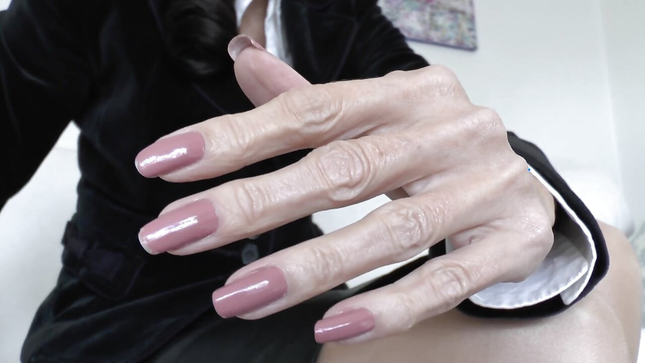 Kuku Merah Jambu yang Menarik, Tangan yang Sangat Cantik, Lady Victoria Valente