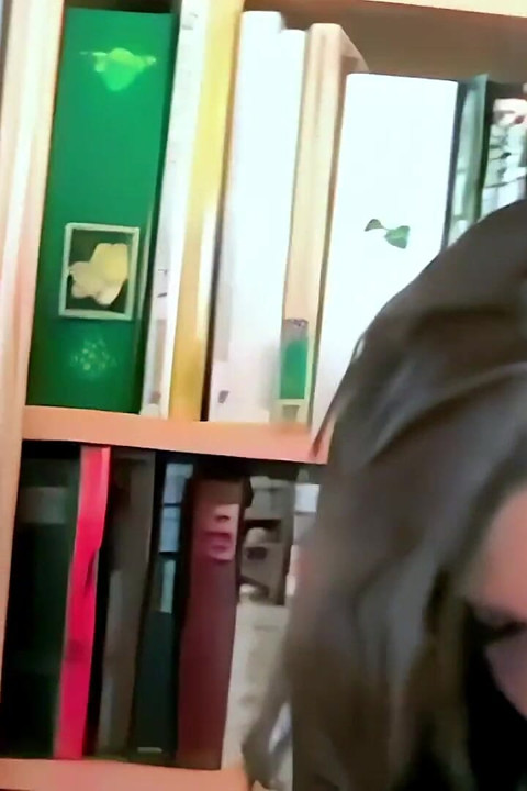 Bookworm yang menampilkan Samantha Buxton
